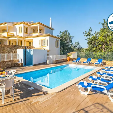 Villa For Ten People With Garden فيلة